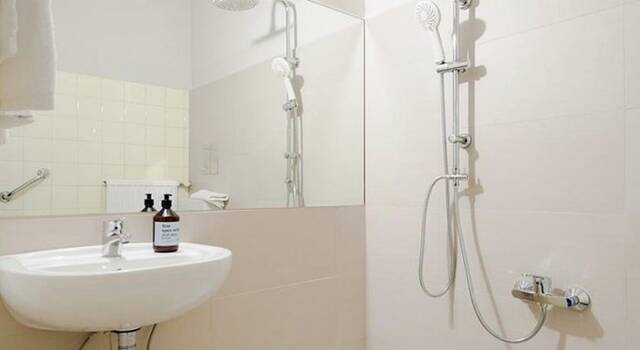 Badkamer van een tweepersoonskamer van Hotel Magdas in Wenen
