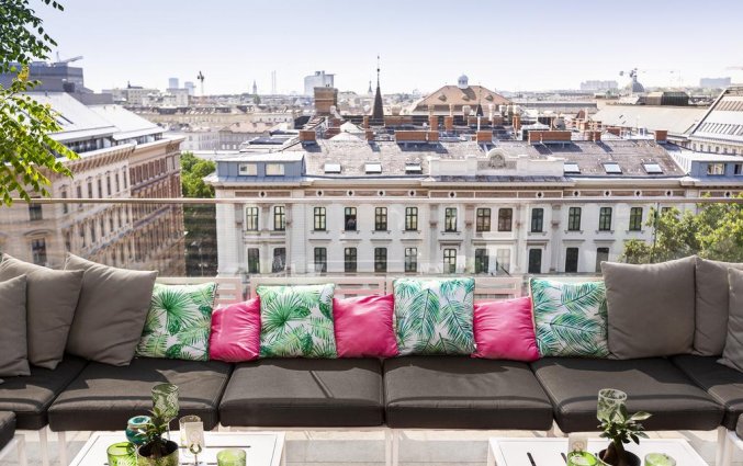 Lounge op het dakterras met uitzicht in hotel Grand Ferdinand in Wenen
