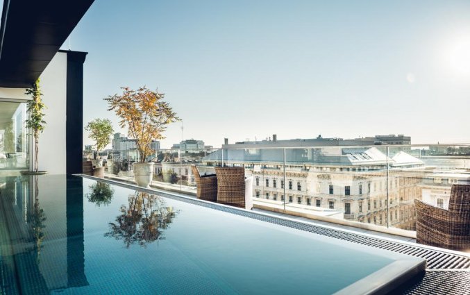 Zwembad met uitzicht van hotel Grand Ferdinand in Wenen