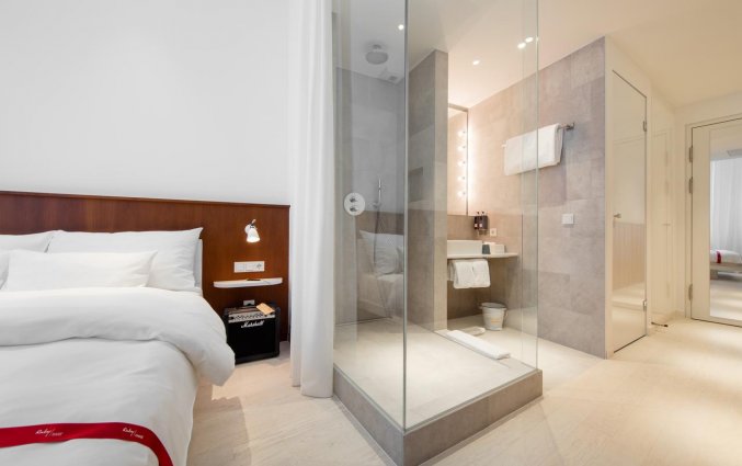 Kamer met de open badkamer van hotel Ruby Marie stedentrip Wenen