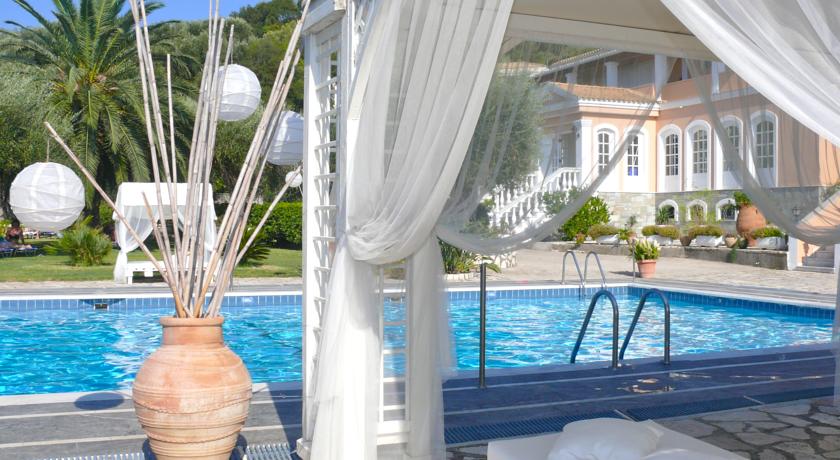 Lounge aan het zwembad van Hotel Nefeli op Corfu
