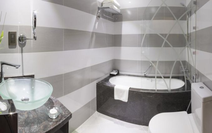 badkamer van deluxe kamer hotel Gevora in Dubai