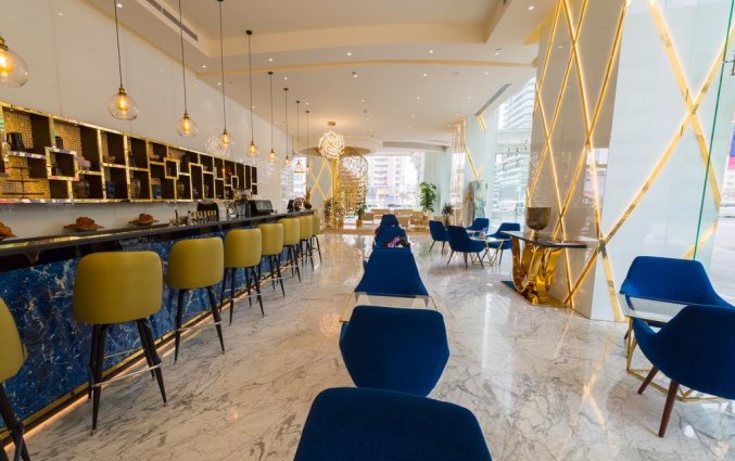 Bar met eetgedeelte van hotel Gevora in Dubai