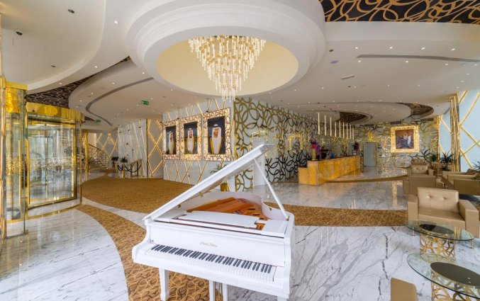 Lobby met piano van hotel Gevora in Dubai