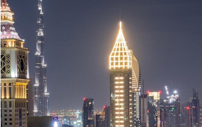 Verlichte buitenkant van hotel Gevora in Dubai