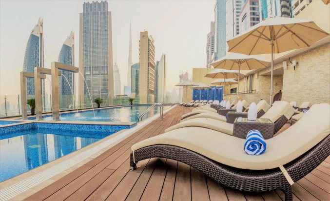 Zonneterras bij het zwembad van hotel Gevora in Dubai
