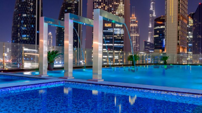 Zwembad op terras van hotel Gevora in Dubai