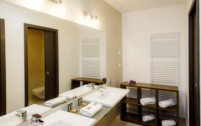 Badkamer van driepersoonskamer van hotel Meksiko in Ljubljana
