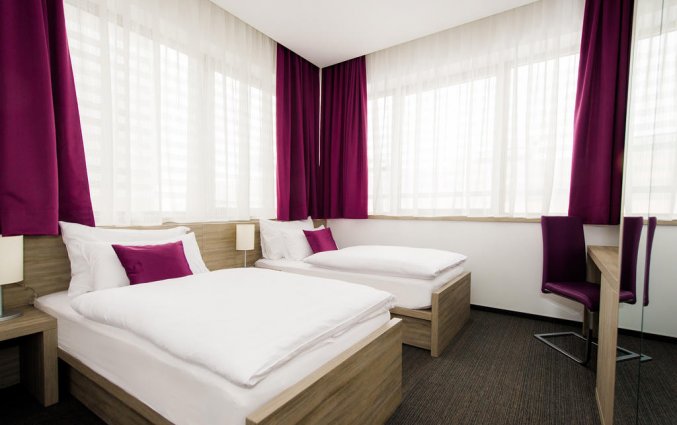 Tweepersoonskamer met twee aparte bedden in hotel Meksiko in Ljubljana