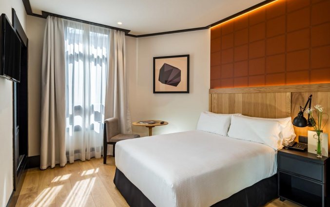 Tweepersoonskamer met tweepersoonsbed van Hotel H10 Puerta de Alcala in Madrid