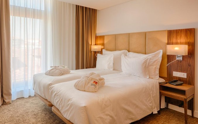 Tweepersoonskamer met twee bedden van hotel Premium Porto Downtown in Porto