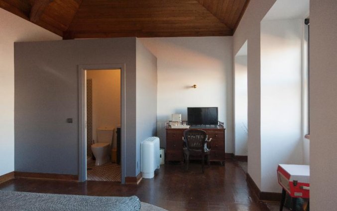 Kamer met eigen badkamer van Buitenkant van Hostel & Suites The house of Sandeman stedentrip Porto