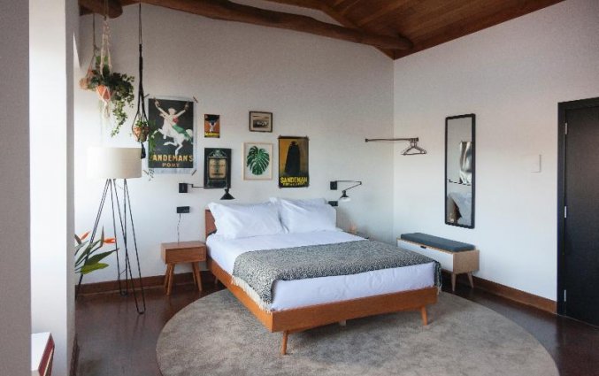 Standaard kamer met bed Buitenkant van Hostel & Suites The house of Sandeman stedentrip Porto