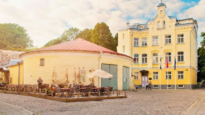 Buitenkant met een terras van Hotel Rija Old Town in Tallinn