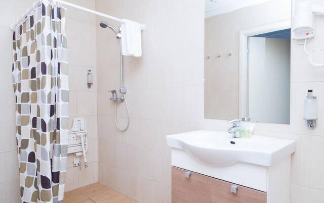 Badkamer voor gehandicapte mensen in hotel Corner stedentrip Vilnius