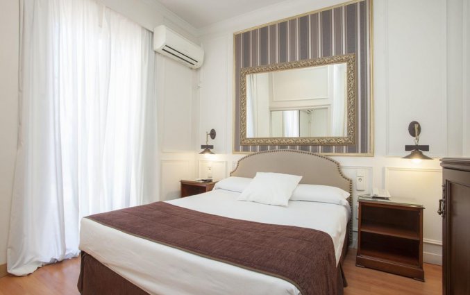 Tweepersoonskamer met tweepersoonsbed van hotel Hotel Olympia Cónsul del Mar stedentrip Valencia