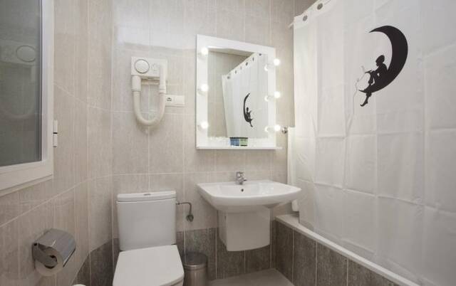 Badkamer van economy kamer van hotel Casual Valencia del Cine stedentrip Valencia