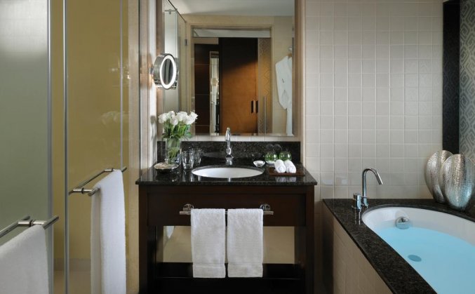 Badkamer van een tweepersoonskamer van Hotel Asiana in Dubai