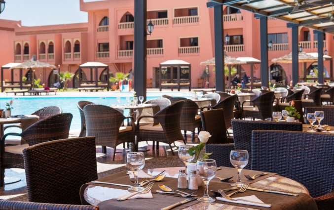 Terras bij het zwembad van Hotel Aqua Fun Club Marrakech in Marrakech