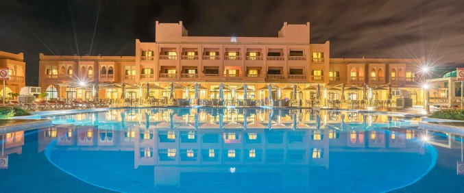 Zwembad en gebouw van Hotel Aqua Fun Club Marrakech in Marrakech