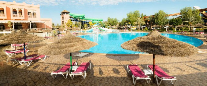 Zwembad en zonneterras van Hotel Aqua Fun Club Marrakech in Marrakech