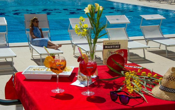 Cocktails en ligbedjes in hotel Ecoresort Le Sirene Puglia