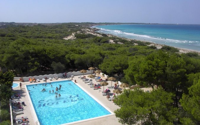 Zwembad met stukje van de zee van hotel Ecoresort Le Sirene Puglia