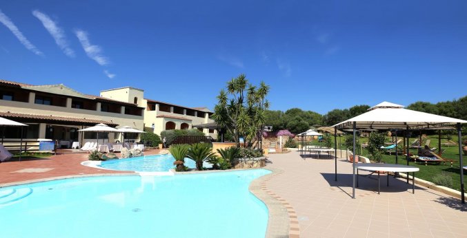 Buitenzwembad van hotel Speraesole fly & drive Sardinië