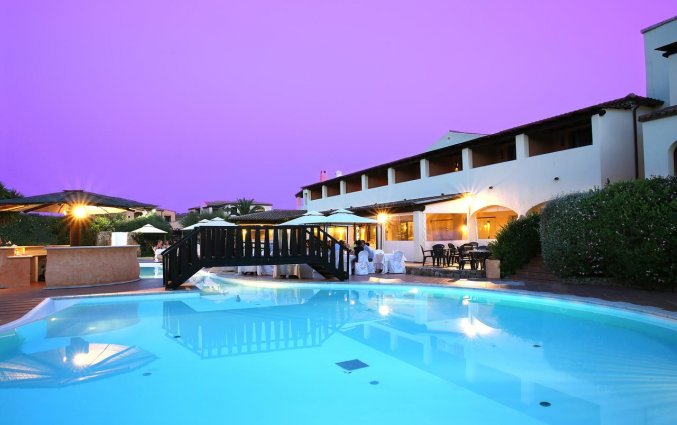 Het zwembad in de avond hotel Speraesole fly & drive Sardinië