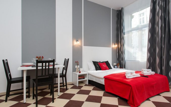 Bed en eethoek van een appartement van appartementen Happy Tower Krakow in Krakau