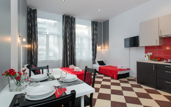 Keuken en eettafel van een appartement van appartementen Happy Tower Krakow in Krakau