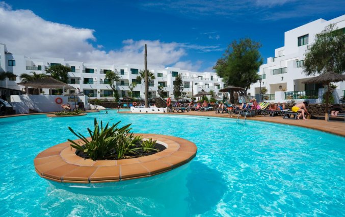 Het grote zwembad van de appartementen Galeon Playa Lanzarote
