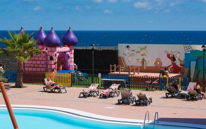 Zonneterras met op de achtergrond de speeltuin van Galeon Playa Lanzarote