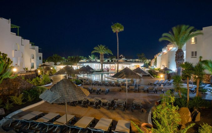 Zwembad in de avond hotel Club Siroco - Adults only vakantie Lanzarote
