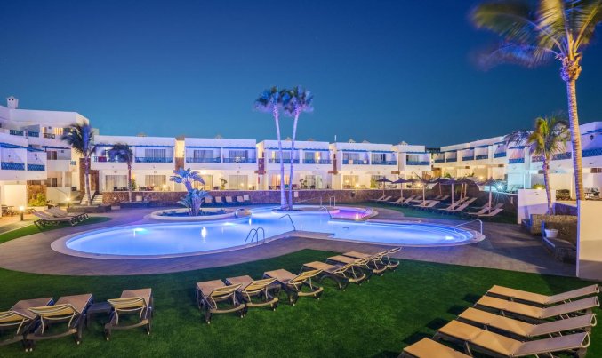 Zwembad in de avond hotel Club Siroco - Adults only vakantie Lanzarote