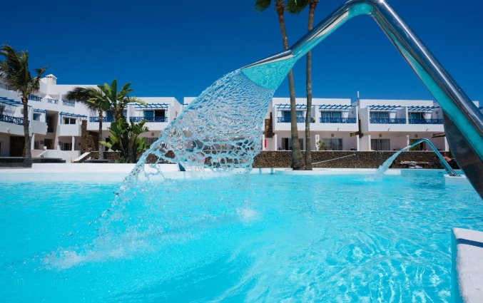 Zwembad met zonnebedjes hotel Club Siroco - Adults only vakantie Lanzarote