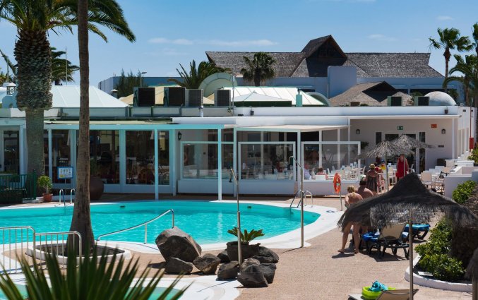 Zwembad met zonnebedjes hotel Club Siroco - Adults only vakantie Lanzarote
