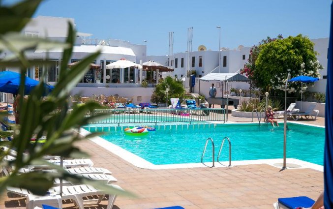 Buitenzwembad met zonneterras van Apartamentos Oasis THe Home Collection op Lanzarote