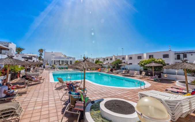 Tuin met buitenzwembad van Apartamentos Oasis THe Home Collection op Lanzarote
