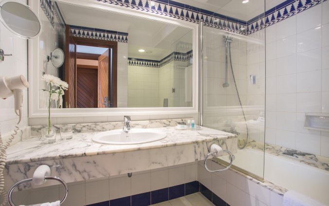 De badkamer van een tweepersoonskamer van Hotel Hipotels La Geria Lanzarote