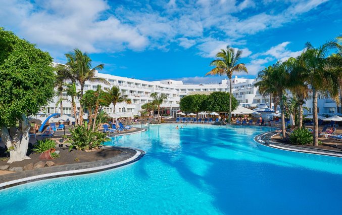 Het zwembad met tuin van Hotel Hipotels La Geria Lanzarote