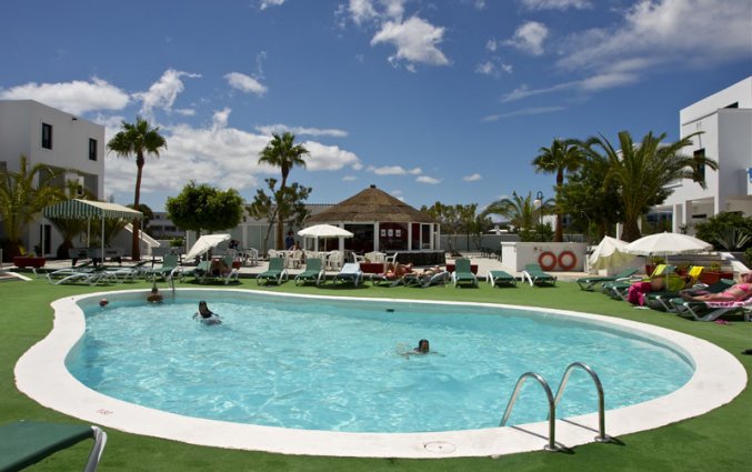 Het zwembad met zonneterras van Apartamentos Sol Lanzarote