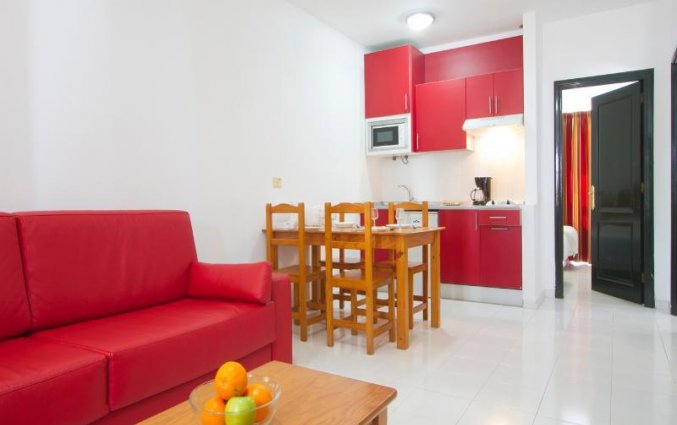 Woonkamer met keuken van een appartement in Apartamentos Sol Lanzarote