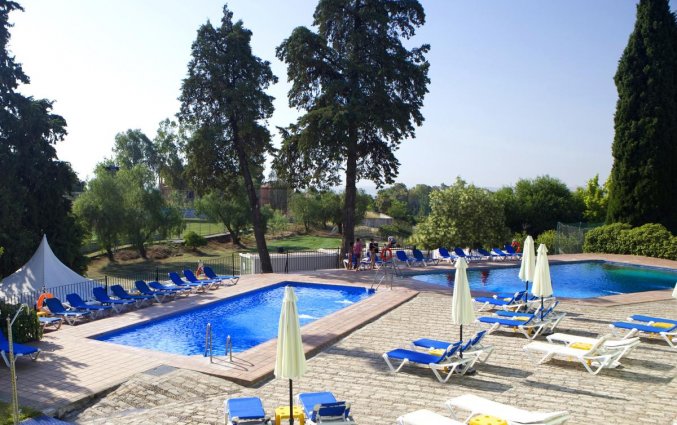Buitenzwembad van Hotel Abetos del Maestre Escuela in Andalusie