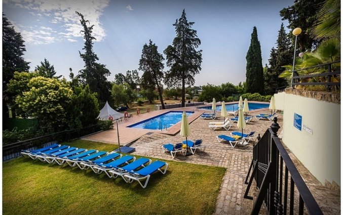 Buitenzwembad van Hotel Abetos del Maestre Escuela in Andalusie