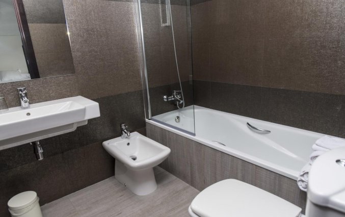 Badkamer met bad van een tweepersoonskamer van Hotel Rural Las Monteras Andalusië