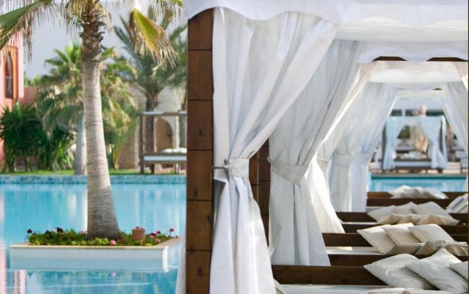 Zwembad met zonnebedjes van Resort Sofitel Agadir Royal Bay - Vakantie Agadir