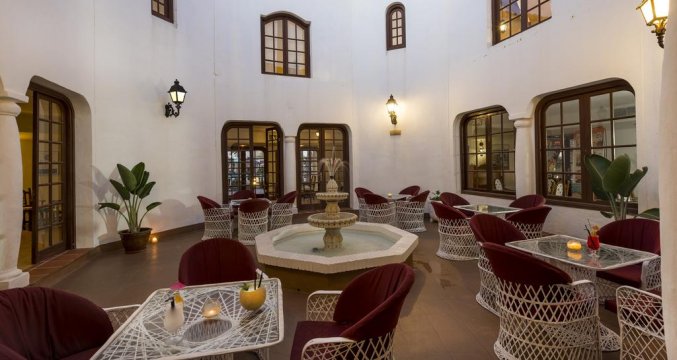 Binnenplaats van het restaurant met fontijn van Appartementen Hesperia Bristol Playa op Fuerteventura