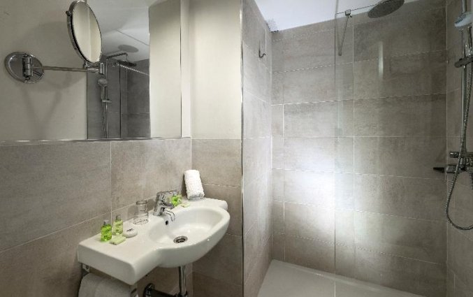 Een Badkamer met douche van Appartementen Hesperia Bristol Playa op Fuerteventura