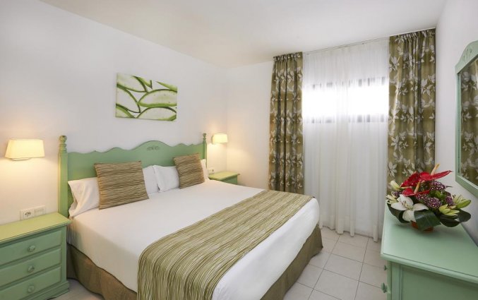 Slaapkamer met tweepersoonsbed van Appartementen Hesperia Bristol Playa op Fuerteventura